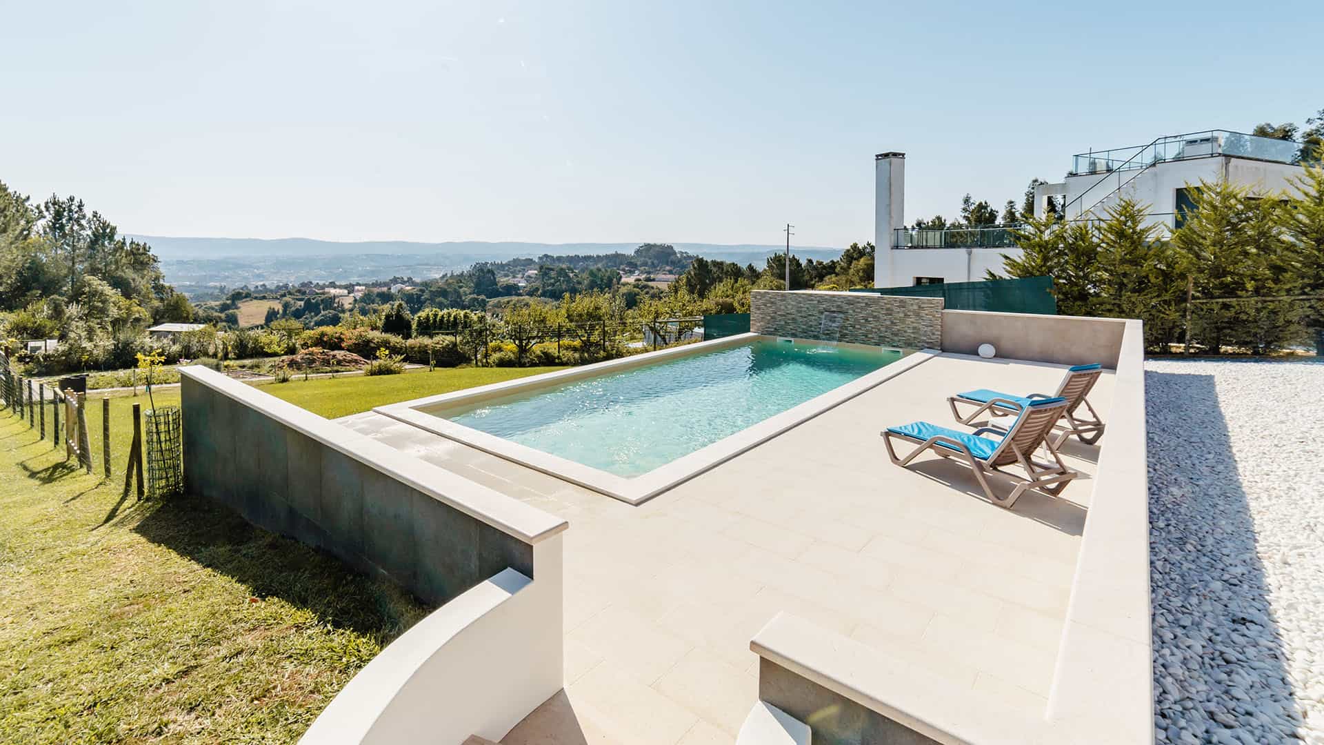 Piscina elevada com vista sobre o vale
