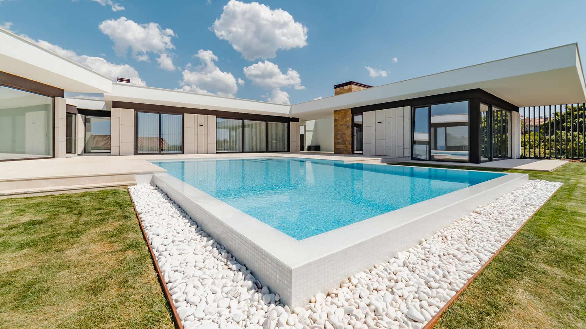 Piscina construída pela Piscinas Imperial junto a uma moradia contemporânea