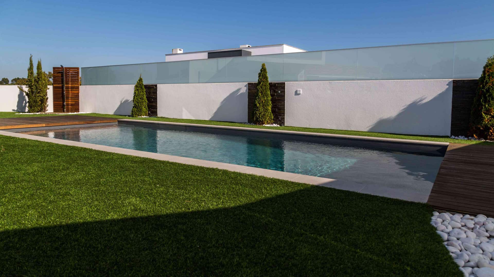 Piscina de linhas retas com revestimento escuro